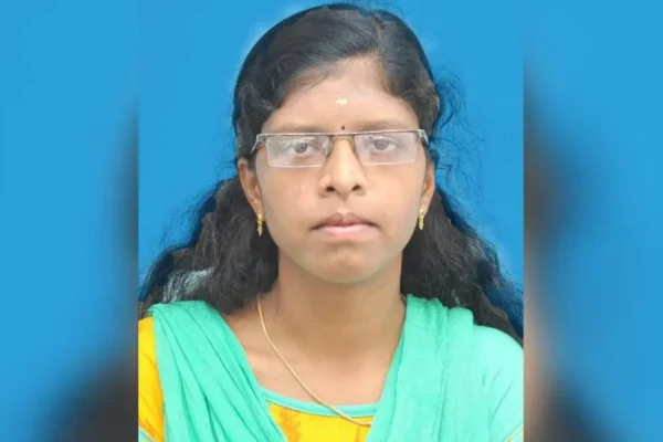 ക്ഷേത്രദർശനത്തിനിടെ ദുരന്തം; കുരങ്ങുകൾ ആക്രമിക്കാൻ എത്തിയതിനിടെ നിലതെറ്റി വീണ് യുവതിക്ക് ദാരുണാന്ത്യം
