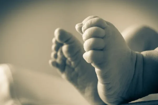 തട്ടുകടയിൽ കുഞ്ഞിനെ ഉപേക്ഷിക്കാൻ ശ്രമിച്ച യുവതി പിടിയിൽ; പോലീസിനെ വിവരമറിയിച്ചത് യുവതിയുടെ സുഹൃത്ത്