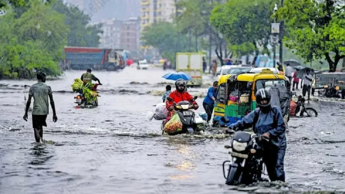 ആശ്വാസമായി എത്തിയ മഴ: മിന്നൽ പ്രളയത്തിൽ വലഞ്ഞ് നഗരം