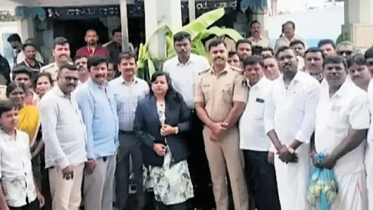അരനൂറ്റാണ്ടിനുശേഷം ദളിതര്ക്കു ക്ഷേത്രപ്രവേശനം അരനൂറ്റാണ്ടിനുശേഷം ദളിതര്ക്കു ക്ഷേത്രപ്രവേശനം