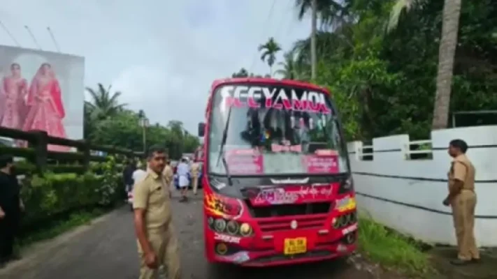 കൊയിലാണ്ടിയിൽ സ്വകാര്യ ബസുകൾ കൂട്ടിയിടിച്ച് അപകടം; 10 പേർക്ക് പരിക്ക്