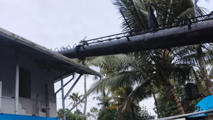 അരൂരിൽ വൻ അപകടം വഴിമാറിയത് തലനാരിഴയ്ക്ക്; വീടിന് മുകളിൽ തകർന്നുവീണത് പുകക്കുഴൽ