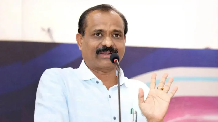 പൊതുസ്ഥലത്ത് മാലിന്യം തള്ളി സിപിഎം; തോൽവിക്ക് ജനങ്ങളോട് പകയോ?