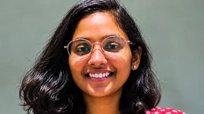 ക്ഷേത്രത്തിൽ നഗ്നയായി എത്തിയ യുവതി; ദേവീവിഗ്രഹവുമായി കുളത്തിലേക്ക് ചാടി  ദാരുണാന്ത്യം  — ദുരൂഹതയിൽ അന്വേഷണം
