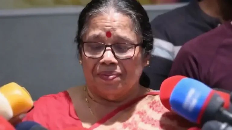 പി.കെ. ശ്രീമതിക്കെതിരായ തെറ്റായ പ്രചാരണം; പെൻഷൻ വിഷയത്തിൽ വ്യാജവാർത്തകൾ പ്രചരിക്കുന്നു നിങ്ങൾക്കൊക്കെ അമ്മമാരുണ്ടല്ലോ'; മാധ്യമങ്ങൾക്ക് മുന്നിൽ  പൊട്ടിക്കരഞ്ഞ് പി.കെ.ശ്രീമതി