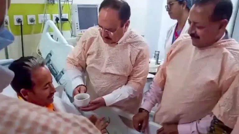 'സന്തുഷ്ടനാണ്'; സമരം അവസാനിപ്പിച്ച സോനം വാങ്ചുകിനെ ആശുപത്രിയിൽ സന്ദർശിച്ച് കേന്ദ്രമന്ത്രിമാർ 'സന്തുഷ്ടനാണ്'; സമരം അവസാനിപ്പിച്ച സോനം വാങ്ചുകിനെ ആശുപത്രിയിൽ സന്ദർശിച്ച് കേന്ദ്രമന്ത്രിമാർ
