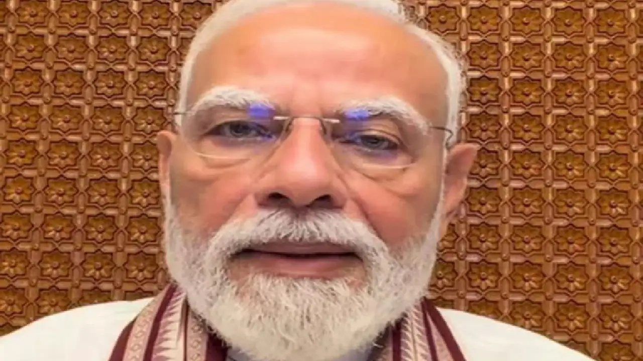 PM Modi addressing Union ministers during a meeting.