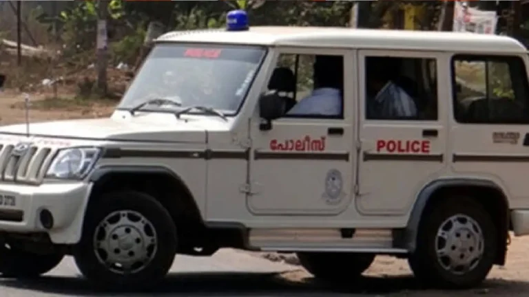 പൊലീസ് വാഹനത്തിൽ മദ്യക്കുപ്പി കണ്ടെത്തി; പൊലീസുകാർ മദ്യപിച്ചിരുന്നെന്ന് മെഡിക്കൽ റിപ്പോർട്ട് പൊലീസ് വാഹനത്തിൽ മദ്യക്കുപ്പി കണ്ടെത്തി; പൊലീസുകാർ മദ്യപിച്ചിരുന്നെന്ന് മെഡിക്കൽ റിപ്പോർട്ട്