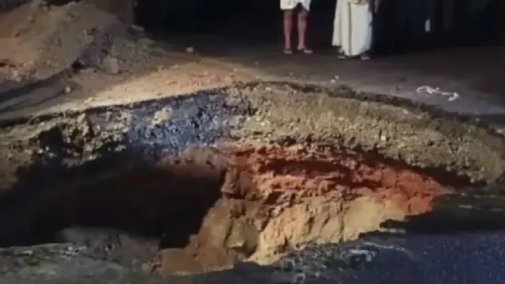 ദേശീയപാതയിലെ ഗർത്തം: ജലഅതോറിറ്റിയുടെ മുന്നറിയിപ്പുകൾ അവഗണിച്ചെന്ന് വെളിപ്പെടുത്തൽ; അഞ്ചിടങ്ങളിൽ വൻ അപകടസാധ്യത.