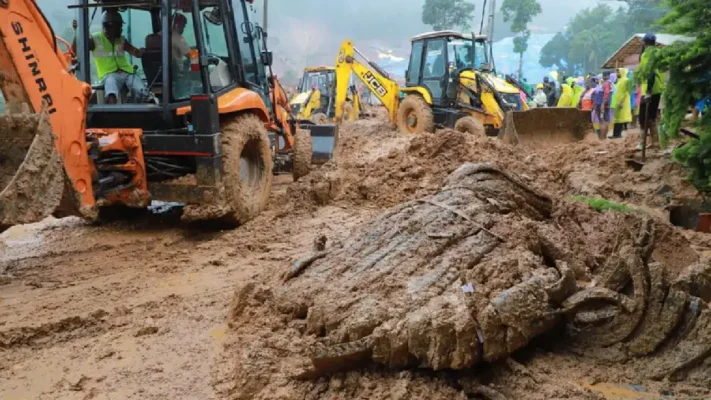 മേപ്പാടി കള്ളാടി മണ്ണിടിച്ചിൽ:അഞ്ച് പേർക്കായി തിരച്ചിൽ തുടരുന്നു, കഡാവർ നായകളും