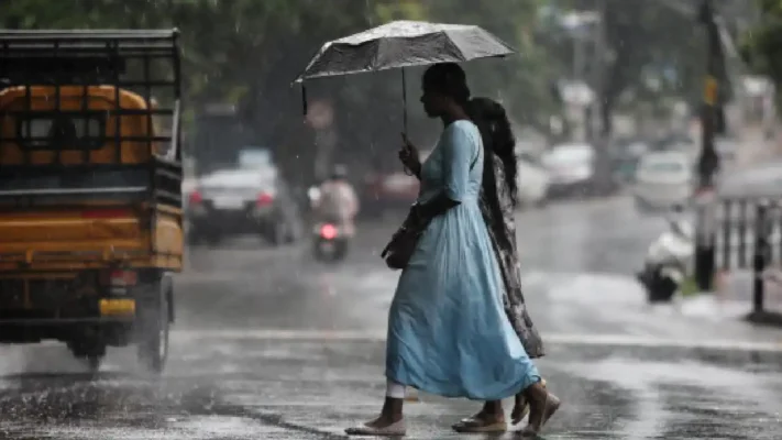 മഴ വിടില്ല; കേരളത്തിൽ മൂന്ന് ദിവസം അതിശക്ത മഴയ്ക്ക് സാധ്യത, 11 ജില്ലകൾക്ക് ഓറഞ്ച് മുന്നറിയിപ്പ്!