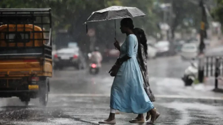 അതിശക്തമായ മഴയ്ക്ക് സാധ്യതയെ തുടർന്ന് കേരളത്തിലെ വിവിധ ജില്ലകളിൽ ഓറഞ്ച് അലർട്ട് പ്രഖ്യാപിച്ച സാഹചര്യത്തിന്റെ പ്രതീകാത്മക ചിത്രം