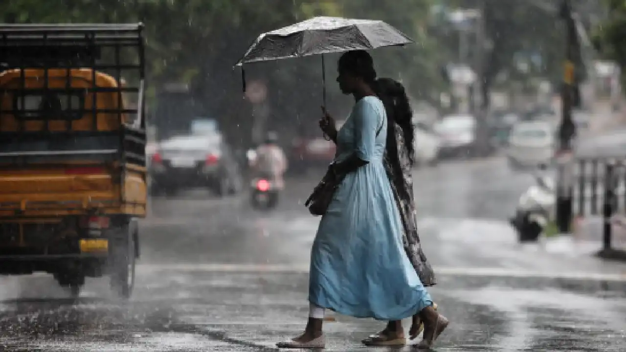 അതിശക്തമായ മഴയ്ക്ക് സാധ്യതയെ തുടർന്ന് കേരളത്തിലെ വിവിധ ജില്ലകളിൽ ഓറഞ്ച് അലർട്ട് പ്രഖ്യാപിച്ച സാഹചര്യത്തിന്റെ പ്രതീകാത്മക ചിത്രം