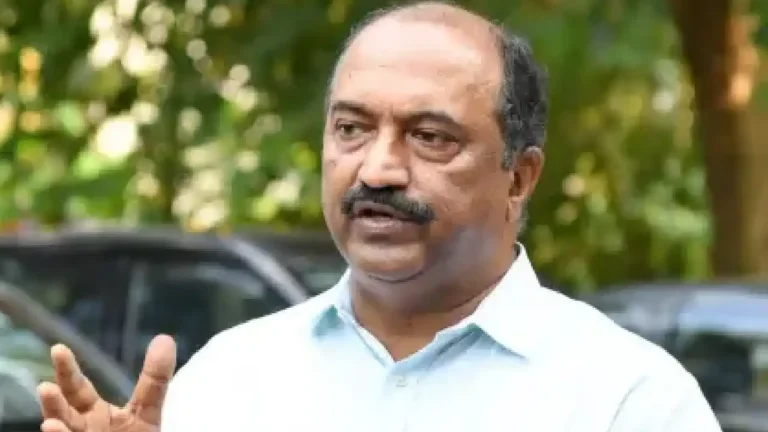 ‘ബാങ്കിൽ പോകാൻ കഴിയാത്തവരുടെ കാര്യമെന്ത്? സാമൂഹിക സുരക്ഷാ പെൻഷൻ വീട്ടുവാതിൽക്കൽ എത്തിക്കുന്ന രീതി അവസാനിപ്പിച്ചതിനെതിരെ വിമർശനവുമായി എ കെ ബാലഗോപാൽ; വർഷങ്ങളായുള്ള സംവിധാനം മാറ്റിയതിൽ രാഷ്ട്രീയ പോരാട്ടം കടുക്കുന്നു! കേരള സാമൂഹിക സുരക്ഷാ പെൻഷൻ വിതരണവുമായി ബന്ധപ്പെട്ട വിമർശനം; എ കെ ബാലഗോപാൽ ചിത്രം