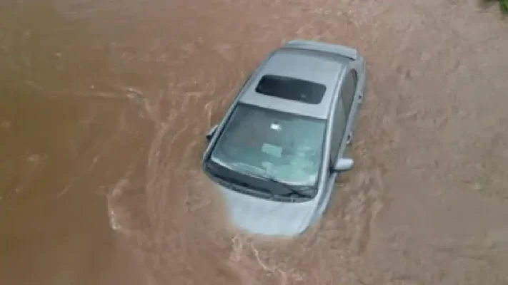 EV flood water safety hydrolock battery fire risk complete guide ഇലക്ട്രിക് വാഹനം വെള്ളപ്പൊക്ക സുരക്ഷ ചിത്രം
