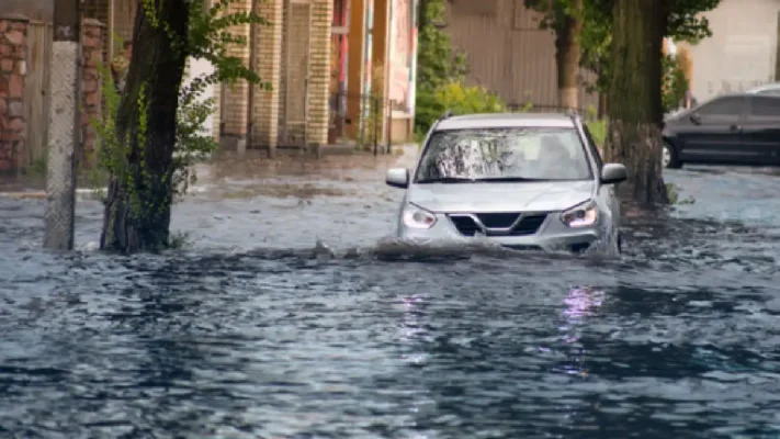 EV flood water safety hydrolock battery fire risk complete guide ഇലക്ട്രിക് വാഹനം വെള്ളപ്പൊക്ക സുരക്ഷ ചിത്രം
