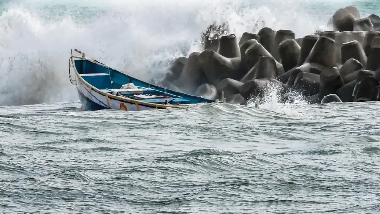 Rescue operation after Muthalapozhi boat capsizes