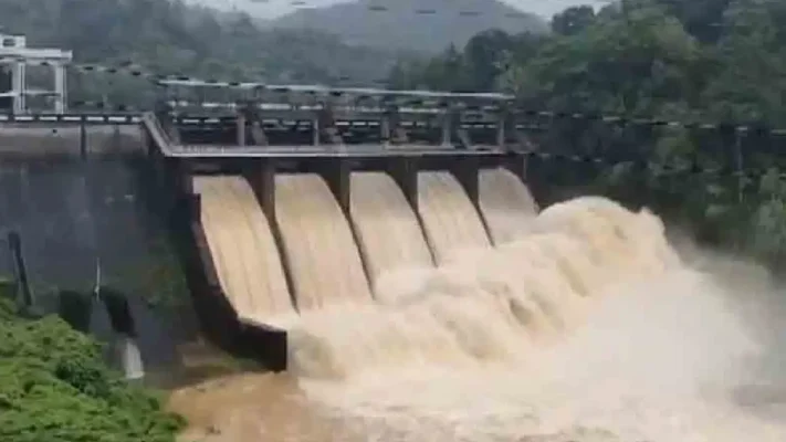 ഇടുക്കിയിൽ ജലനിരപ്പ് ഉയരുന്നു ; നാല് അണക്കെട്ടുകൾ തുറന്നു, മുല്ലപ്പെരിയാർ അണക്കെട്ടിലെ ജലനിരപ്പ് 116.7 അടിയിൽ
