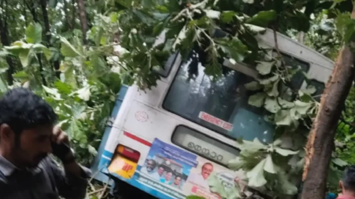 BREAKING NEWS നെല്ലിയാമ്പതി ചുരത്തിൽ കെ.എസ്.ആർ.ടി.സി ബസ് മറിഞ്ഞു; ഒരാൾക്ക് ദാരുണാന്ത്യം, നിരവധി പേർക്ക് പരിക്കേറ്റു