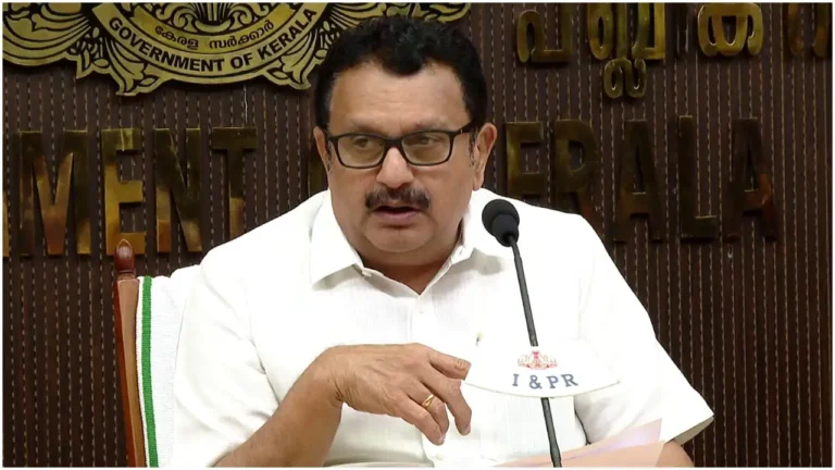 പകർച്ചവ്യാധി മുന്നൊരുക്കം നടത്തിയിട്ടുണ്ട്, ആരോഗ്യ വകുപ്പ് മരുന്ന് എത്തിക്കാത്തത് കൊണ്ട് ആർക്കും എലിപ്പനി വരില്ല ;ക്യാമ്പിൽ മരുന്നുണ്ടെന്ന് മന്ത്രി;  മുഖ്യമന്ത്രിയുടെ വിരുന്ന് സൽക്കാരത്തിലും ന്യായീകരണം -കെ മുരളീധരൻ