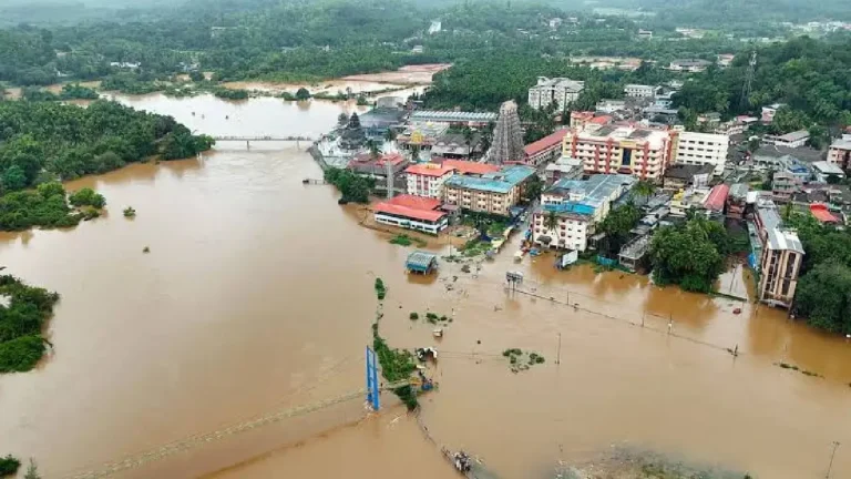 മഴ കനക്കും; എട്ട് ജില്ലകളിൽ റെഡ് അലർട്ട്, മിന്നൽപ്രളയത്തിനും ഉരുൾപൊട്ടലിനും മുന്നറിയിപ്പ് New Project - 2026-08-04T152643.199