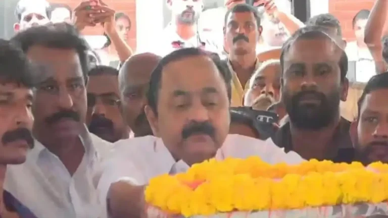 സ്വന്തം ലൈഫ് ജാക്കറ്റ് ഊരിനൽകി ജീവൻ വെടിഞ്ഞ പോരാളി; രാജേഷിന് വിട നൽകി നാട്; അന്തിമോപചാരമർപ്പിച്ച് മുഖ്യമന്ത്രി സ്വന്തം ലൈഫ് ജാക്കറ്റ് ഊരിനൽകി ജീവൻ വെടിഞ്ഞ പോരാളി; രാജേഷിന് വിട നൽകി നാട്; അന്തിമോപചാരമർപ്പിച്ച് മുഖ്യമന്ത്രി