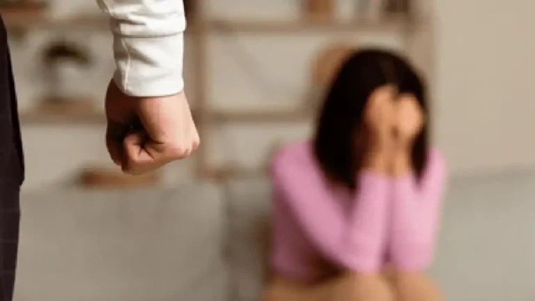 ക്ലാസിൽ സംസാരിച്ചതിന് അധ്യാപകൻ മുഖത്തടിച്ചു;സ്കൂളിലെത്തിയ പിതാവിനു നേരെയും ആക്രമണശ്രമം