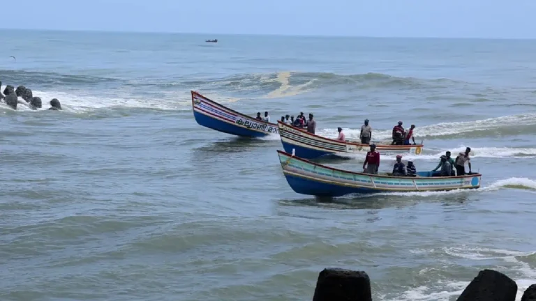 സർക്കാരിന് മനസാക്ഷിയില്ലേ ? 9 ദിവസം പിന്നിട്ടിട്ടും മൂന്ന് മത്സ്യത്തൊഴിലാളികളെ കണ്ടെത്താനായില്ല;  എങ്ങുമെത്താതെ രക്ഷാപ്രവർത്തനം