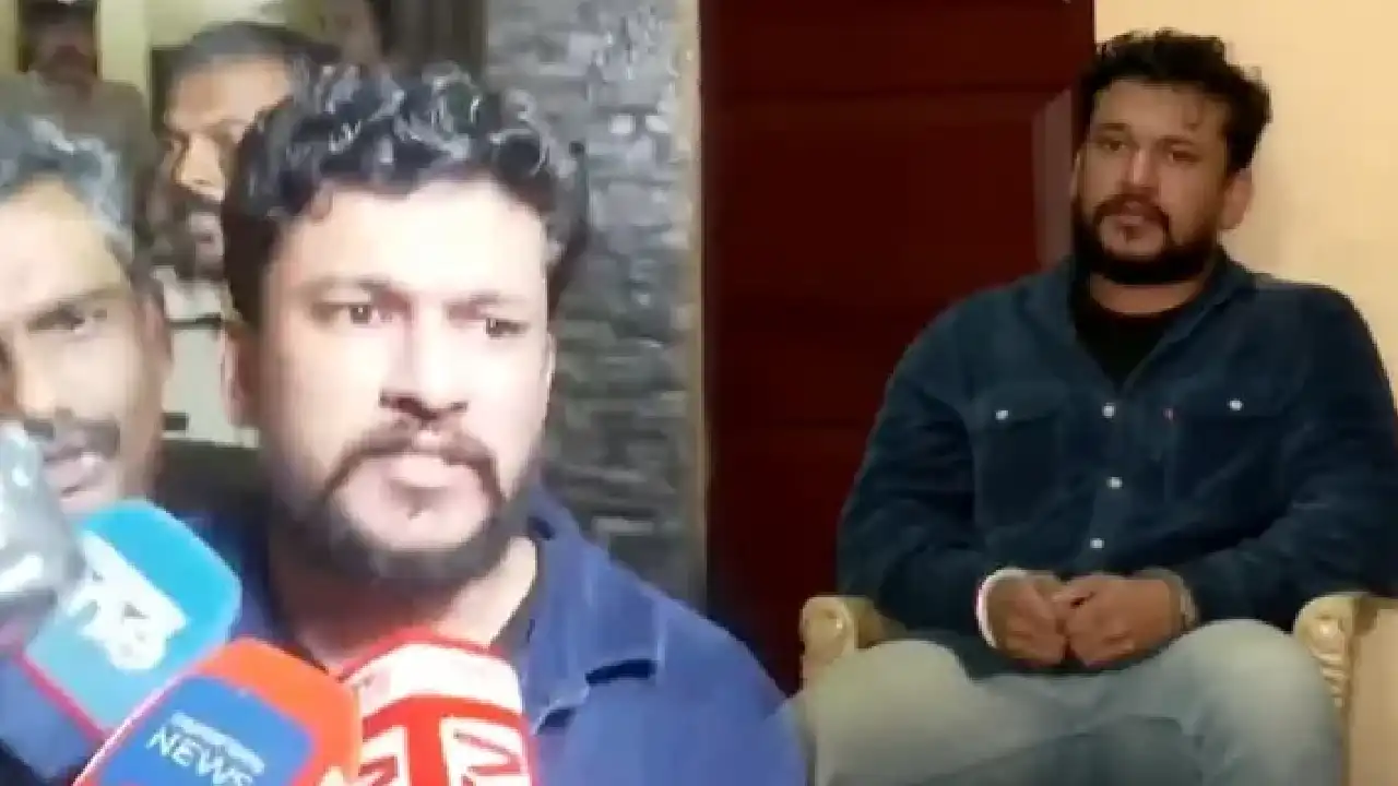 അർജുൻ ആയങ്കിയെ തേടി മല്ലപ്പള്ളിയിൽ രാത്രിയിൽ പൊലീസ് പരിശോധന; സി.പി.എം ലോക്കൽ സെക്രട്ടറിയുടെ വീട്ടിലും പരിശോധന