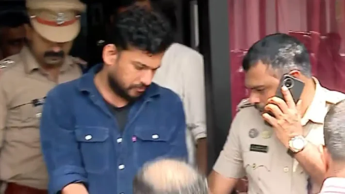 ആയങ്കിയ്ക്ക് ഇനി ജയിലോ ജാമ്യമോ? ; അർജുൻ ആയങ്കി കൂത്തുപറമ്പ് മജിസ്ട്രേറ്റ് വസതിയിൽ ; കസ്റ്റഡിയിൽ വാങ്ങാൻ എറണാകുളം പൊലീസ് കണ്ണൂരിൽ;  മജിസ്ട്രേറ്റിന് മുന്നിലേക്ക് പോകുംവഴി പൊലീസിന് വഴിതെറ്റി!