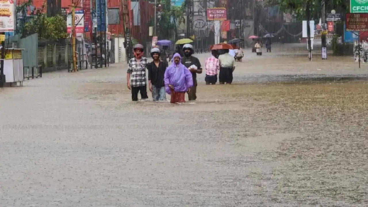 കേരളത്തിൽ അതിശക്തമായ മഴയെ തുടർന്ന് നദികൾ കരകവിഞ്ഞ് വെള്ളപ്പൊക്കവും ഉരുൾപൊട്ടലും; രക്ഷാപ്രവർത്തനം പുരോഗമിക്കുന്നു