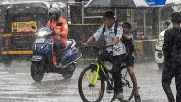കേരളത്തിൽ പേമാരി താണ്ഡവം; ഉരുൾപൊട്ടലിൽ 3 മരണം, നിരവധി പേരെ കാണാനില്ല; എട്ട് ജില്ലകളിൽ റെഡ് അലർട്ട്! Kerala heavy rain landslide deaths red alert eight districts കേരളം മഴ ഉരുൾപൊട്ടൽ ചിത്രം