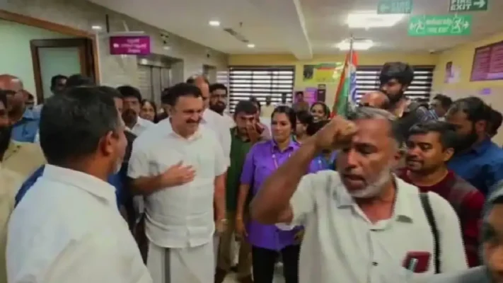 ആശുപത്രിക്കുള്ളിൽ മന്ത്രി മുരളീധരനെ സ്വീകരിച്ചത് കൊടികളും മുദ്രാവാക്യവും; പിന്നാലെ വ്യാപകവിമർശനം