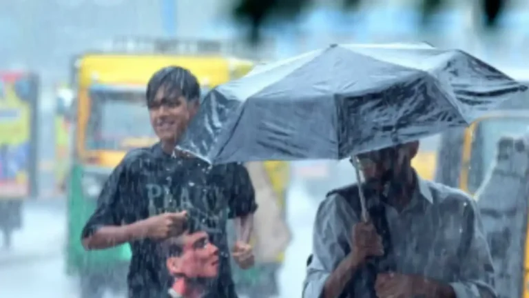 മഴക്കെടുതിയിൽ വിറങ്ങലിച്ച് കേരളം; ഒൻപത് ജില്ലകളിൽ വിദ്യാഭ്യാസ സ്ഥാപനങ്ങൾക്ക് ഇന്ന് അവധി ; റെഡ് അലേർട്ട് ഇനിയും തുടരും! കനത്ത മഴയെ തുടർന്ന് കേരളത്തിലെ 9 ജില്ലകളിലെ വിദ്യാഭ്യാസ സ്ഥാപനങ്ങൾക്ക് അവധി പ്രഖ്യാപിച്ചതുമായി ബന്ധപ്പെട്ട പ്രതീകാത്മക ചിത്രം.