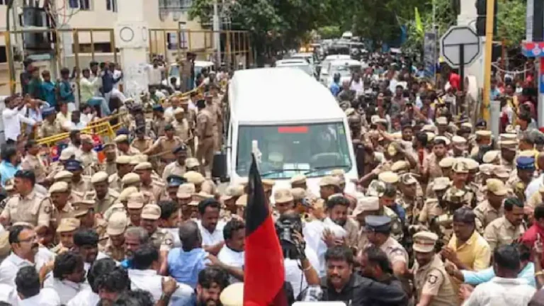 'അദ്ദേഹം ശുചിമുറിയിലാണ്... കുറച്ച് സമയം തരൂ'; അറസ്റ്റിനെത്തിയ പൊലീസിനോട് ഉദയനിധിയുടെ ഭാര്യയുടെ അപേക്ഷ വൈറൽ, പൊലീസിന്റെ മറുപടിയും ചർച്ചയാകുന്നു! ഉദയനിധി സ്റ്റാലിന്റെ വീട്ടിലെത്തിയ പൊലീസ് ഉദ്യോഗസ്ഥർ