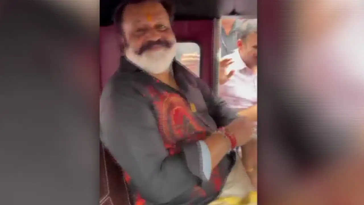 ഔദ്യോഗിക വാഹനം വൈകിയതിനെ തുടർന്ന് ആലപ്പുഴയിൽ ഓട്ടോറിക്ഷയിൽ യാത്ര ചെയ്യുന്ന കേന്ദ്രമന്ത്രി സുരേഷ് ഗോപി