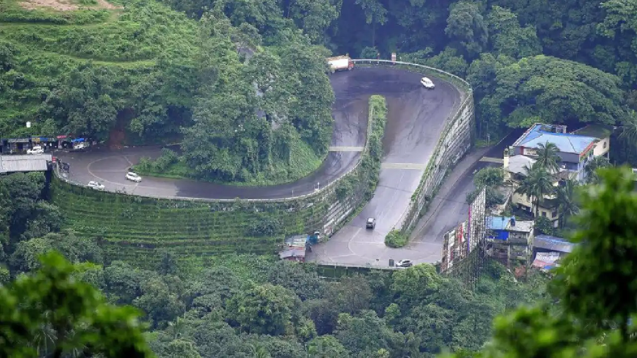Thamarassery Churam Paalchuram traffic restriction landslide red alert താമരശ്ശേരി ചുരം ഗതാഗത നിയന്ത്രണം ചിത്രം